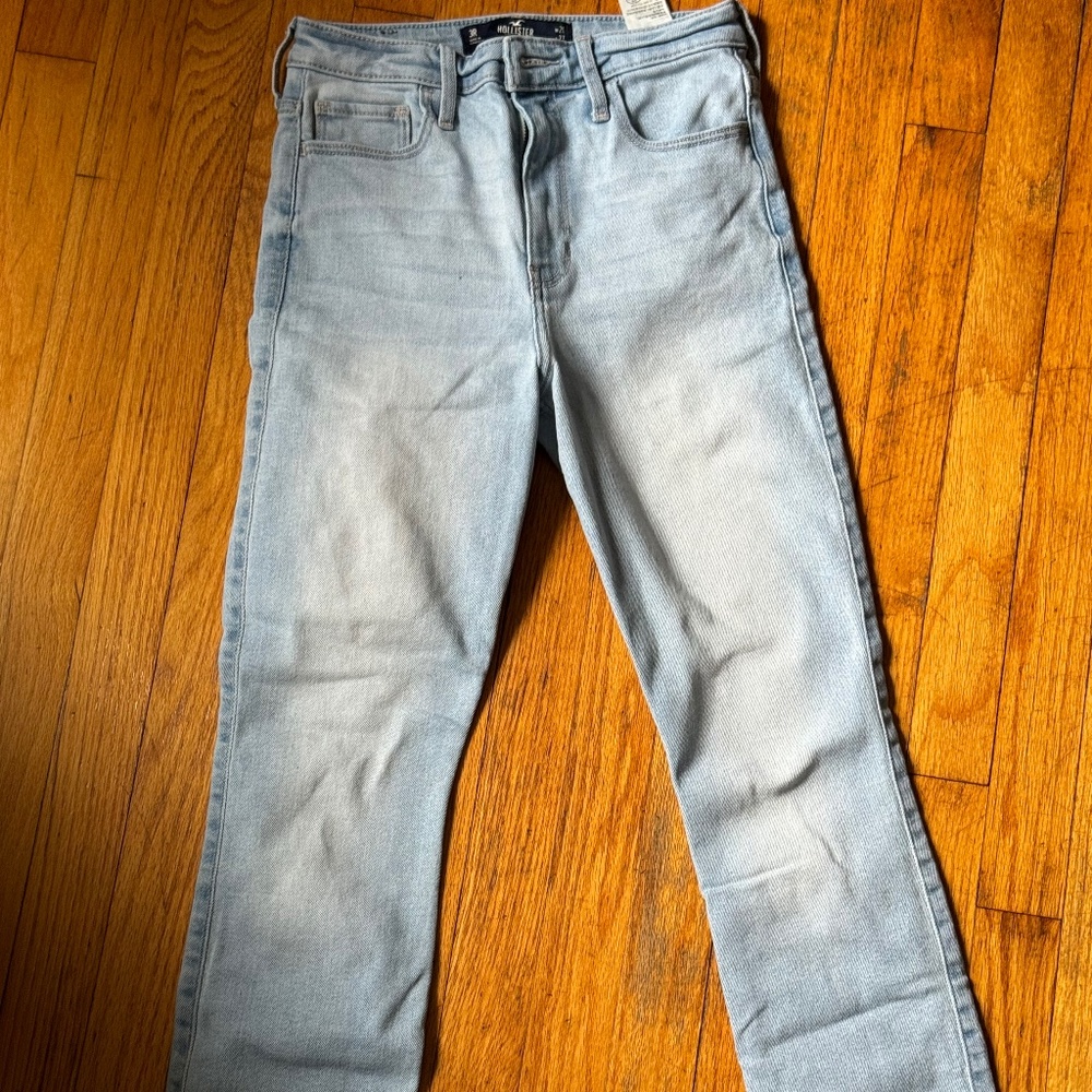 hollister light wash jeans :)